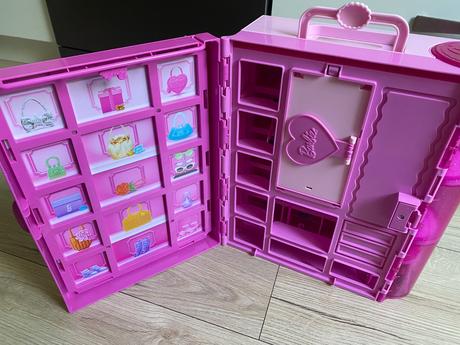 Barbie rozkladacia skrina s barbie a doplnkami,
