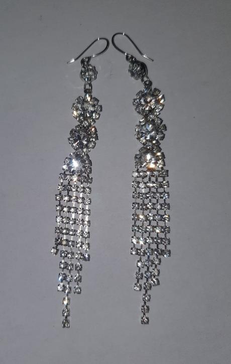 Dlhe strasove nausnice,