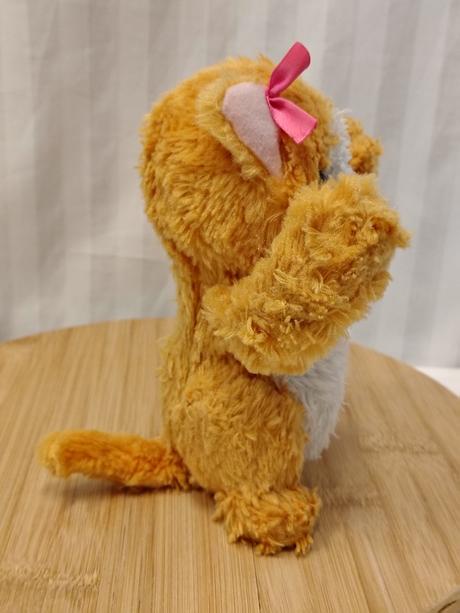 Interaktívna mačička furreal daisy, hrá kukuk,