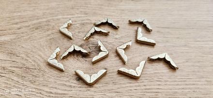 Kovový rohovník 30x21 mm - zlatý, strieborný, 