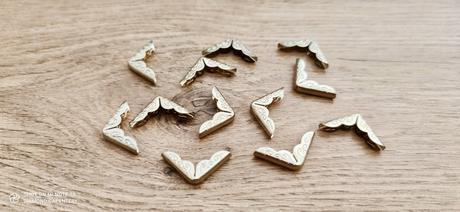 Kovový rohovník 30x21 mm - zlatý, strieborný, 