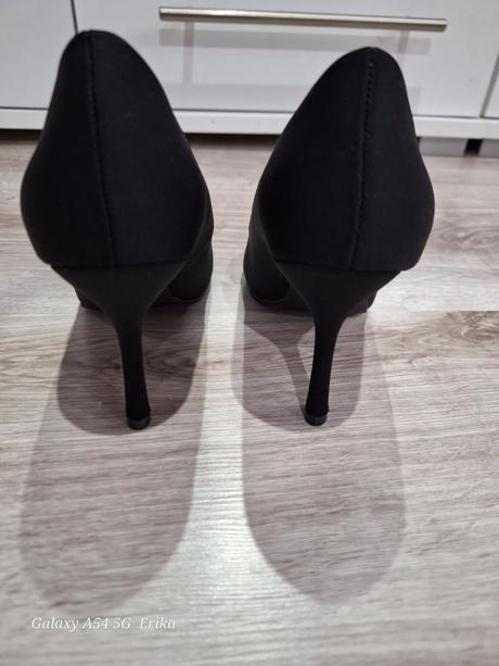 Čierne lodičky, 36