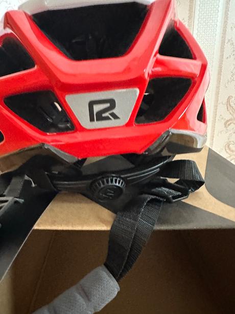 Cyklisticka prilba so šilcom, m / s