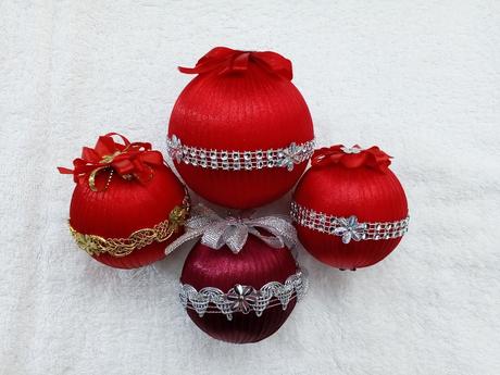 Krásne ručne robené vianočné gule rôznych farieb, 