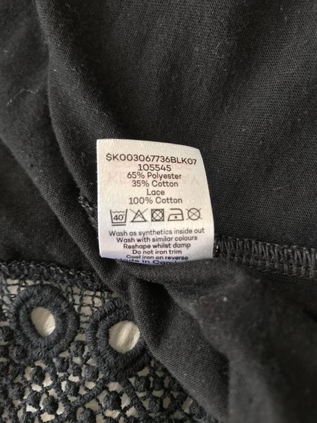 Elegantné čierne tričko s čipkovaným lemom, bonmarché,50