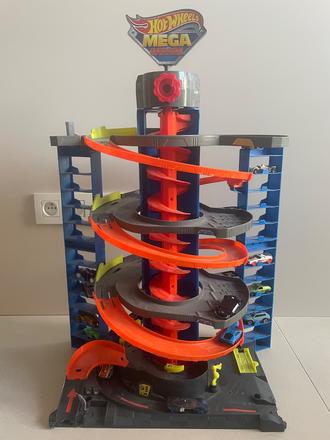 Mega garáž hot wheels s krabicou,