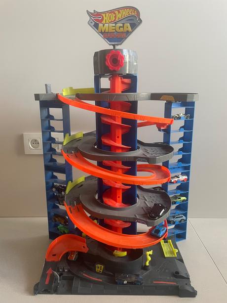 Mega garáž hot wheels s krabicou, 