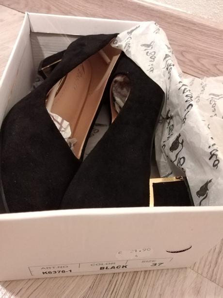 Čierne lodičky so zlatým detailom, 37