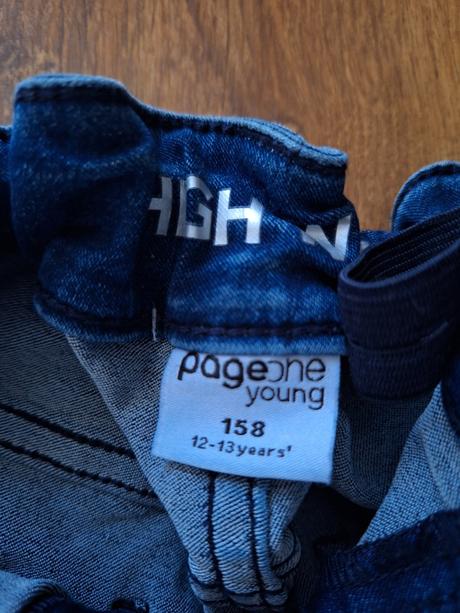 Úzke džínsy s vysokým pásom, 158