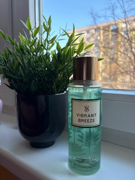 Victoria secret vibrant breeze,