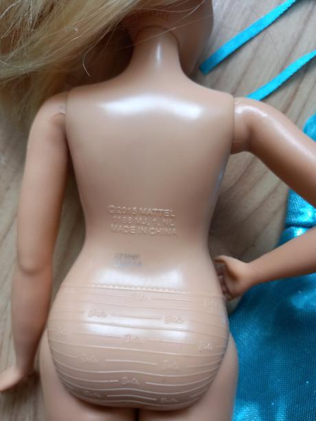 Barbie plnoštíhla v krásnych šatách,