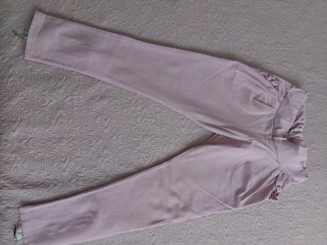 Dievcenske teplaky, 134