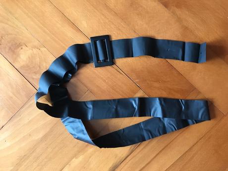 Čierny opasok s plastovou prackou,