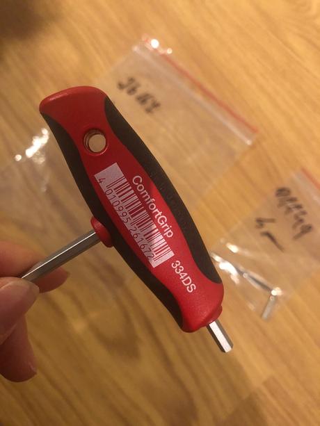 Kluc na nastavenie pritlaku na plastovych oknach,