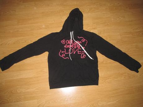 Čierna mikina s neónovým nápisom v. 152, 152