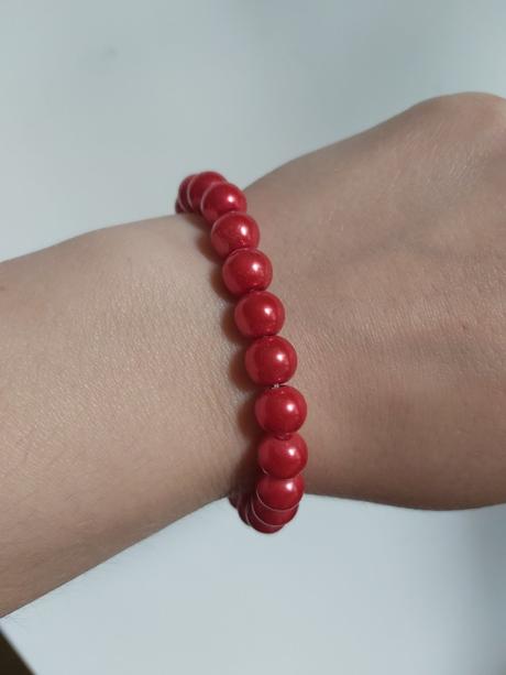 Červený náramok., 