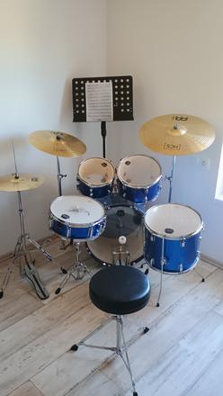 Súprava bicích nástrojov mapex + činely meinl,