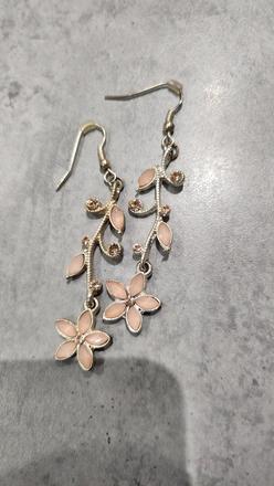 Púdrovo ružové visiace náušnice,