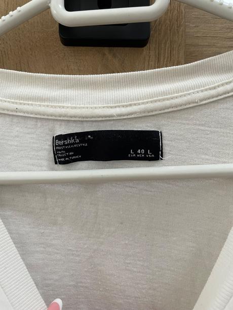 Biele tričko so zaujímavými detailami, bershka,l