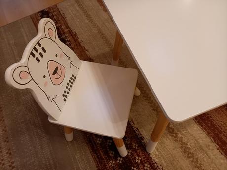 Stôl s 2 stoličkami ako nové, 