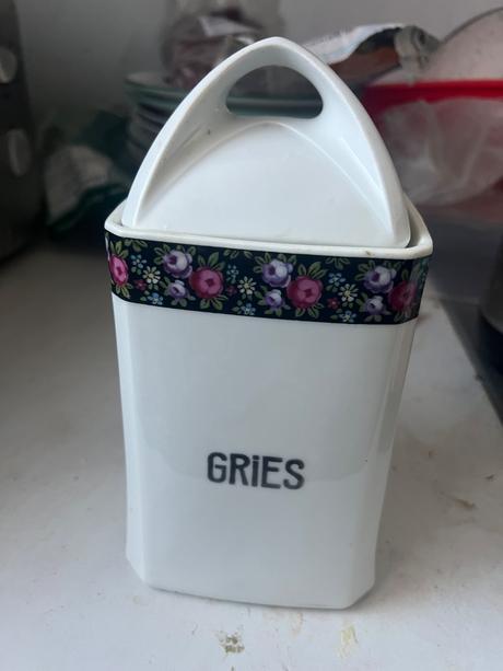 Starozitna porcelanova  velka doza korenicka, 