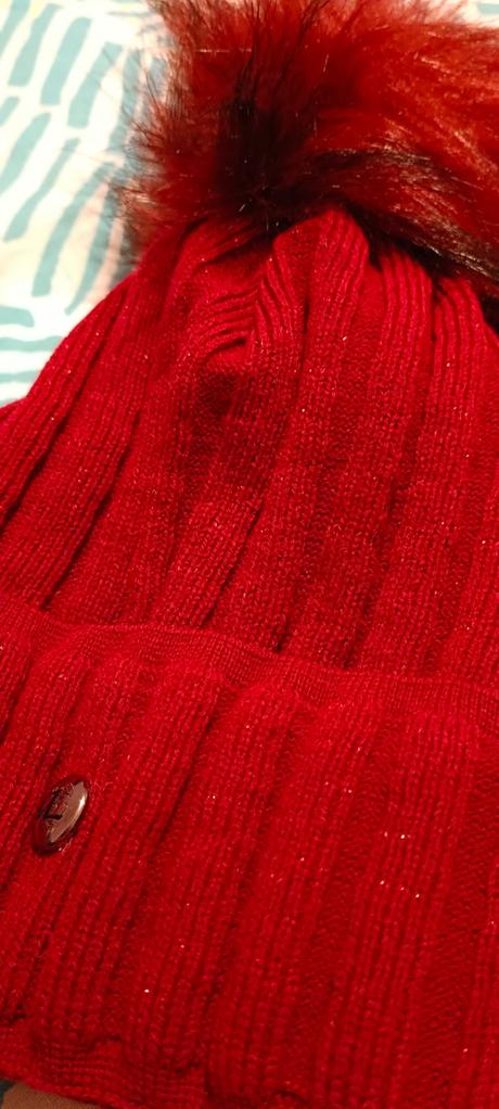 Bordova ciapka s krasnym brmbolcom,