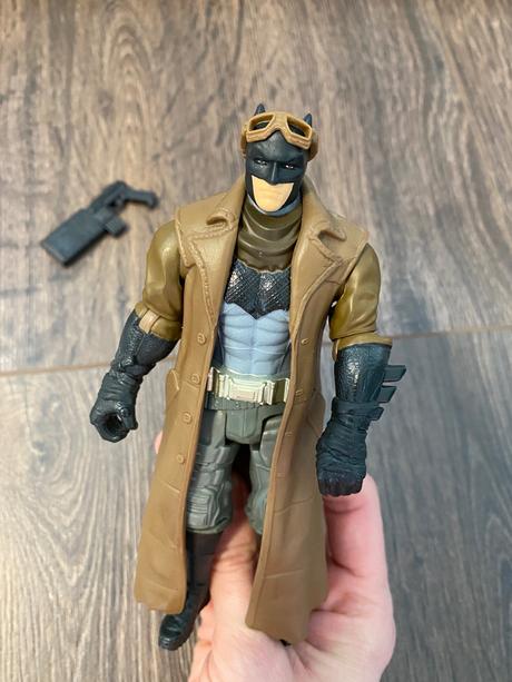 Batman v kabáte + okuliare + zbraň, 