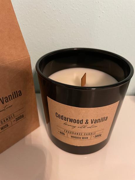 Vonná sviečka v skle s dreveným knôtom,