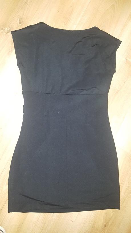 Priliehavé krátke šaty, 38