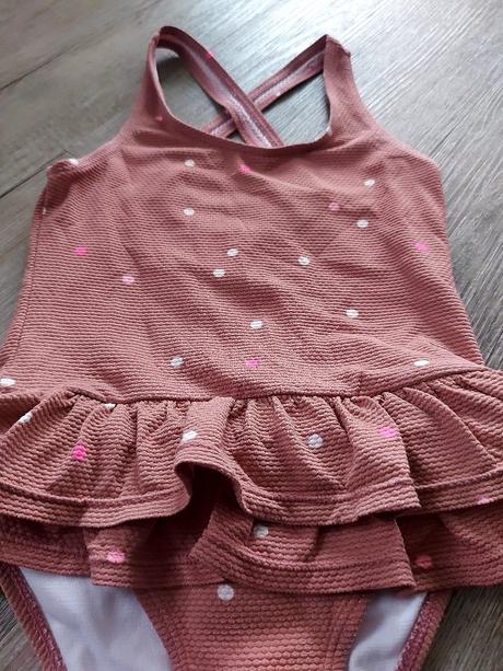 Plavky s volánikmi, 110