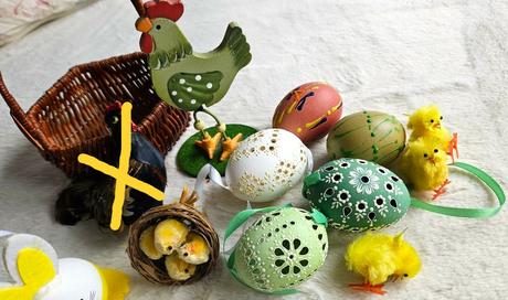 Velkonocna vyzdoba, kraslice a maly kosik, 