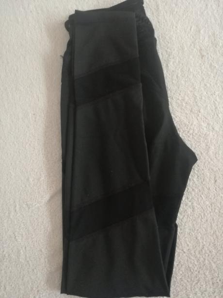 Legíny so sieťovanými výrezmi, s