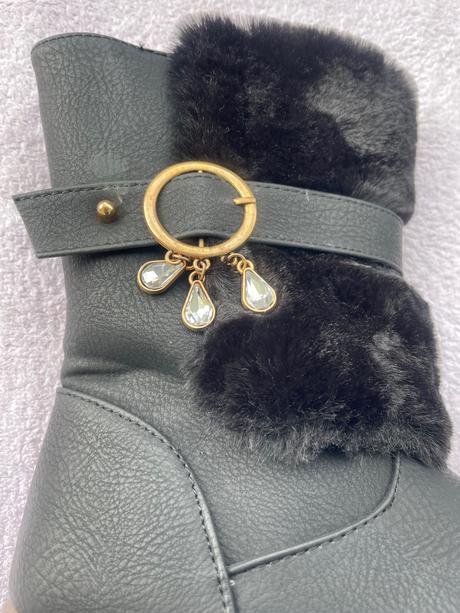 Kožušinkové čižmy, 32