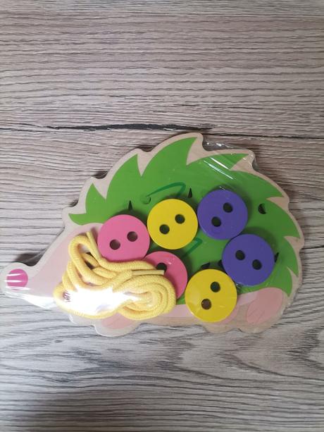 Montessori hračka - ježko - navliekanie gombíkov, 