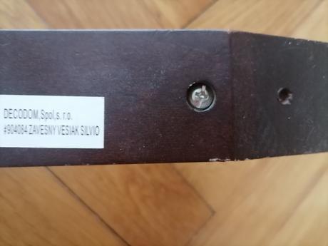 Nástenný vešiak decodom,