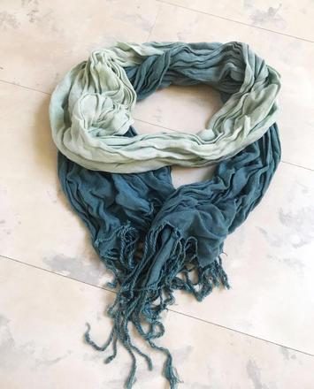 Tieňovaná šatka okolo krku, l