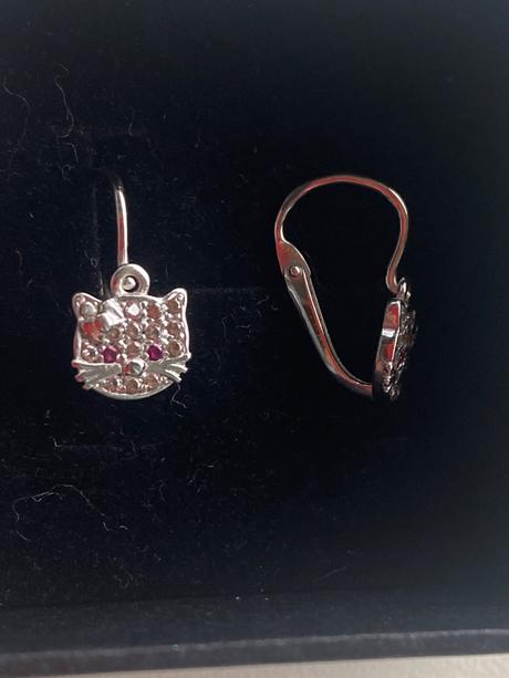 Prvé detské náušničky hello kitty,