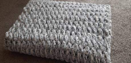 Deka z puffy vlny čierno biela, 