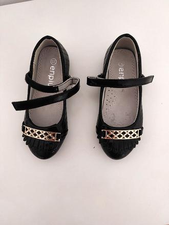 Dievcenské sandále, 25