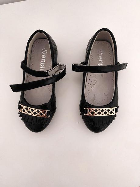 Dievcenské sandále, 25