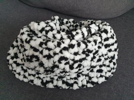 Handmade puffy sal/nakrcnik, s