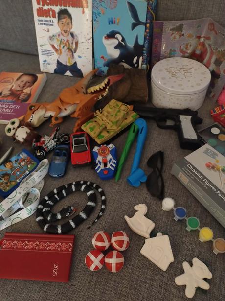 Balik hraciek + knizky o vychove deti,