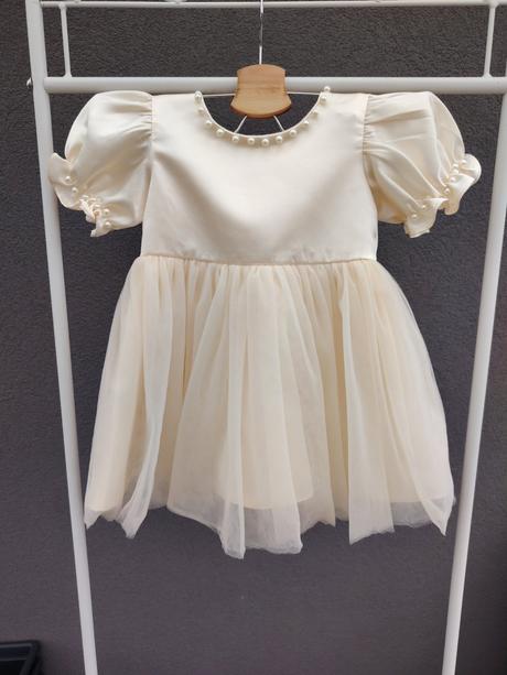 Béžové princeznovské šaty s krátkym rukávom, 92