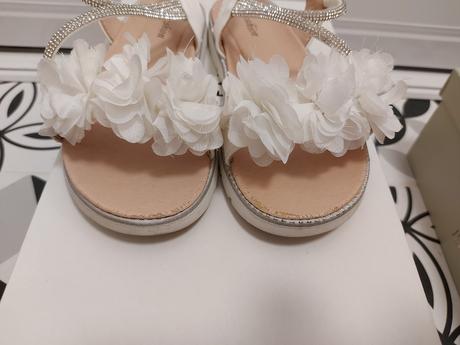Bielo-strieborne sandálky na gumičku, 35