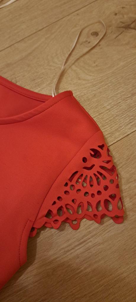 Červené spoločenské šaty, m