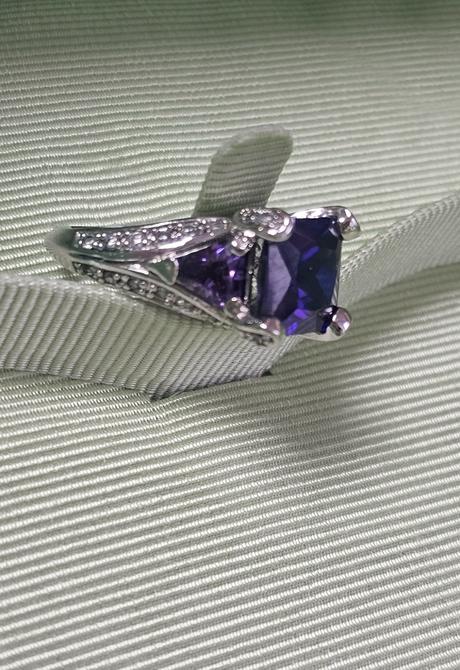 Zdobený dámsky prsteň, 