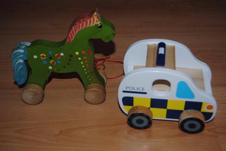 Drevený koník a auto,