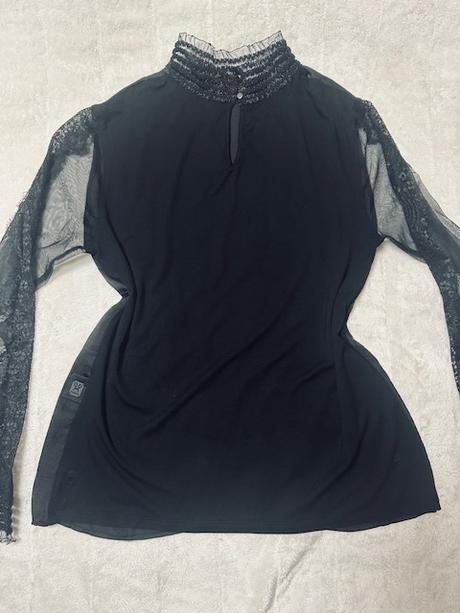 Krásna čierna blúzka s čipkou a tylom zn. magenta, m