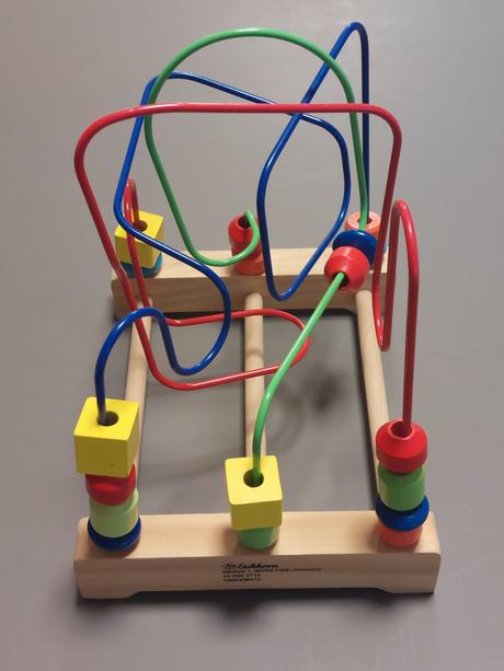 Hlavolam eichhorn s drevenými korálikmi, 