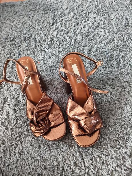 Sandalky, 37